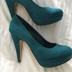 High heels in turquoise green suede